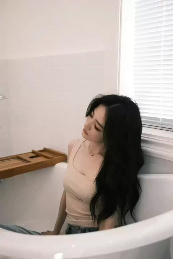 徐璐在浴室随心拍写真，慵懒与高级感并存