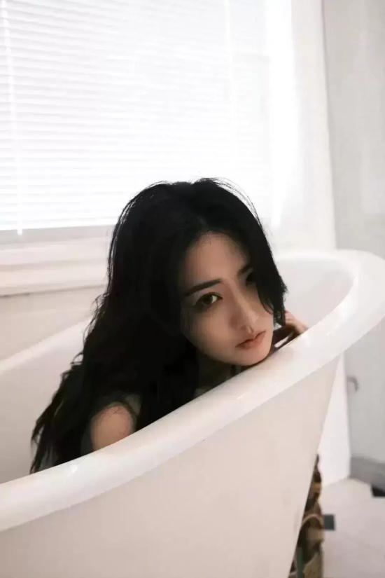 徐璐在浴室随心拍写真，慵懒与高级感并存