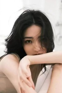 ​徐璐在浴室随心拍写真，慵懒与高级感并存