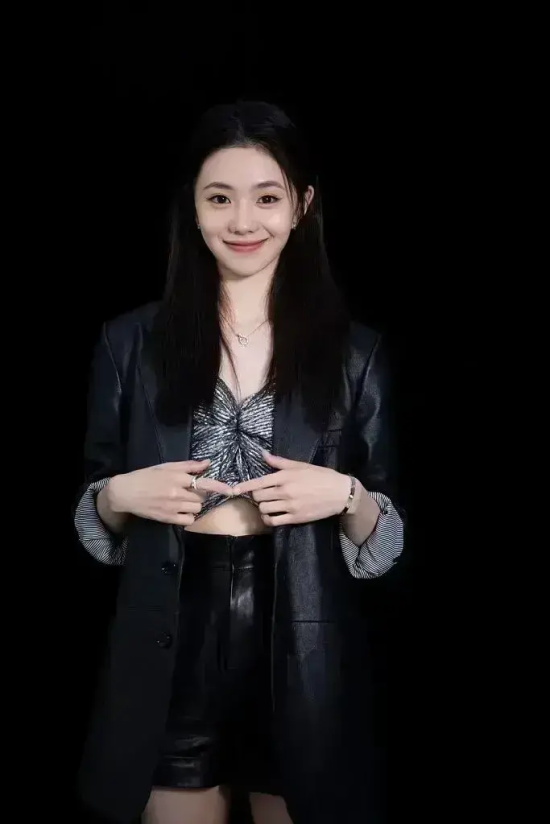 刘浩存长腿白皙可盐可甜的皮裤写真