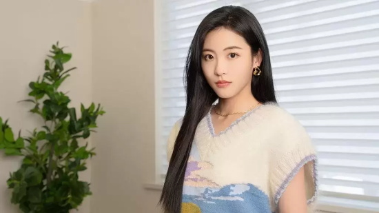 孙芮毛绒线衫拍温馨居家写真，简直是甜美邻家少女