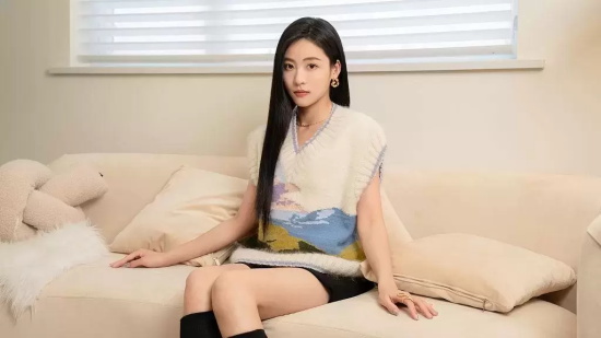 孙芮毛绒线衫拍温馨居家写真，简直是甜美邻家少女