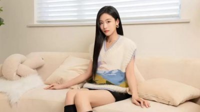 ​孙芮毛绒线衫拍温馨居家写真，简直是甜美邻家少女