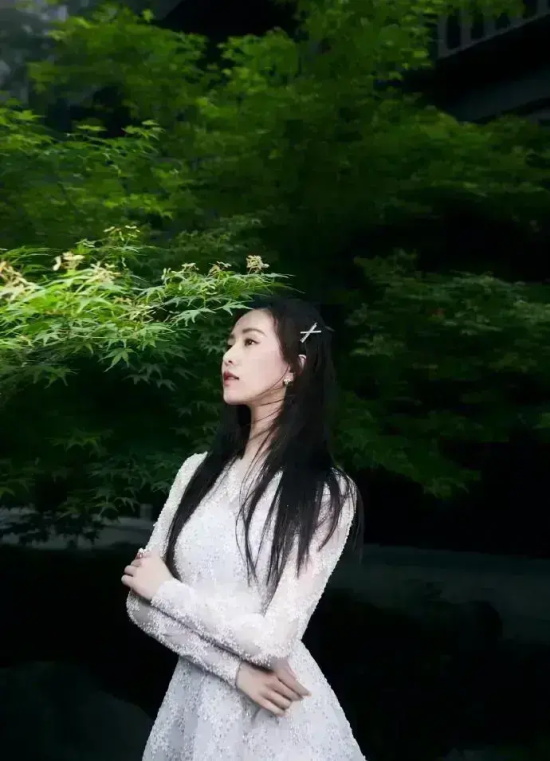 刘诗诗白蕾丝裙的春日写真爆出，体态雅致如白天鹅
