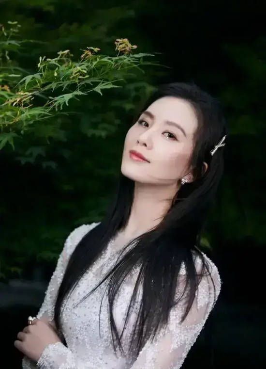 刘诗诗白蕾丝裙的春日写真爆出，体态雅致如白天鹅