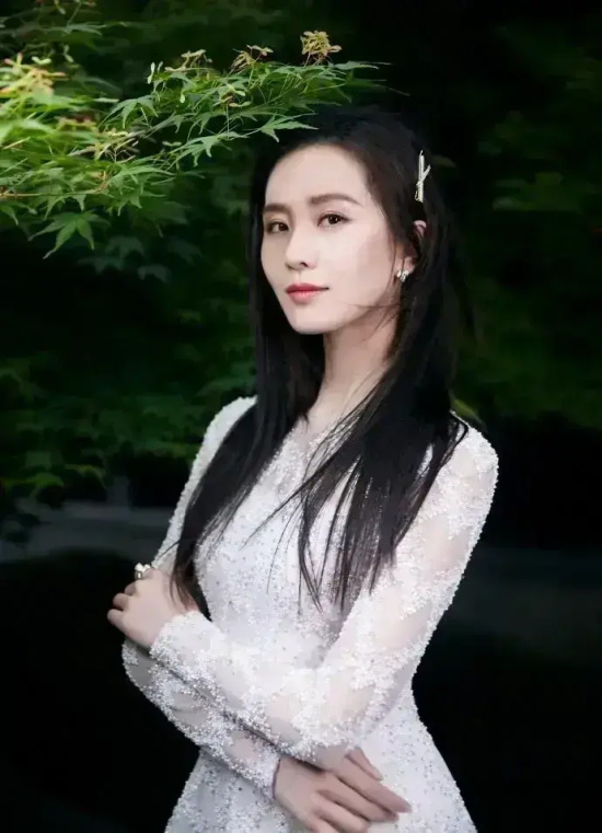 刘诗诗白蕾丝裙的春日写真爆出，体态雅致如白天鹅