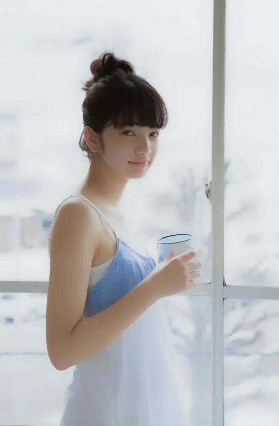 日本时尚模特小松菜奈高清美图分享，清凉萌妹纯真可爱！