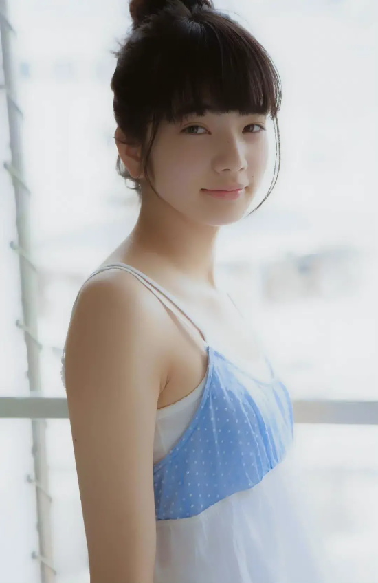 日本时尚模特小松菜奈高清美图分享，清凉萌妹纯真可爱！