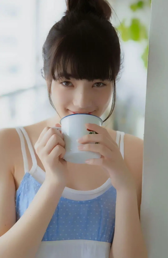 日本时尚模特小松菜奈高清美图分享，清凉萌妹纯真可爱！