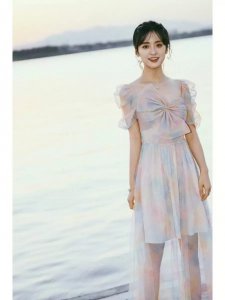 ​沈月海边甜美写真，一袭彩色连衣裙清纯灵动