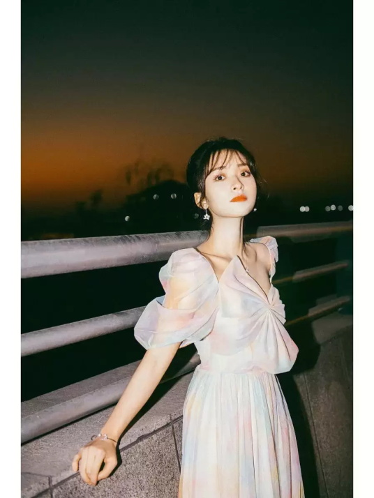 沈月海边甜美写真，一袭彩色连衣裙清纯灵动