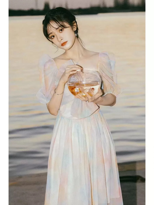沈月海边甜美写真，一袭彩色连衣裙清纯灵动