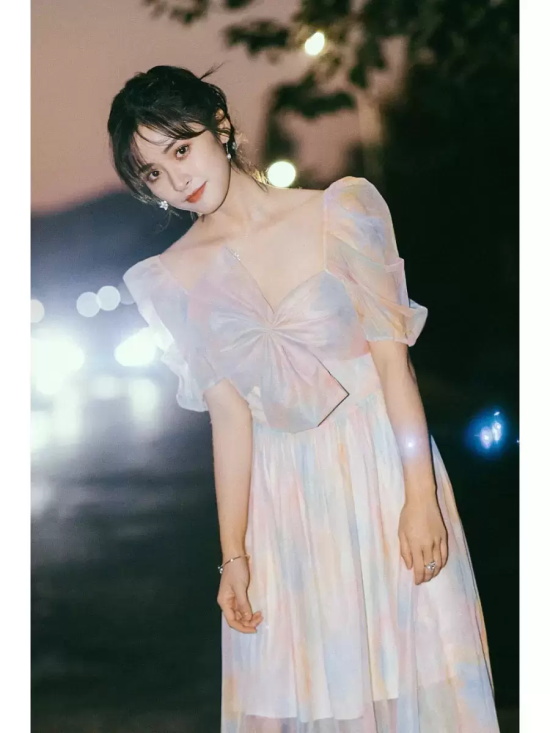 沈月海边甜美写真，一袭彩色连衣裙清纯灵动