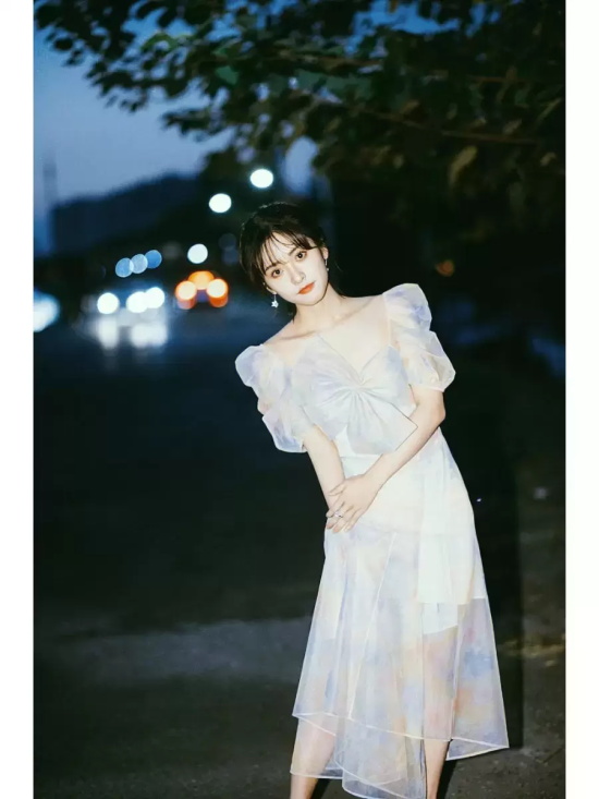 沈月海边甜美写真，一袭彩色连衣裙清纯灵动