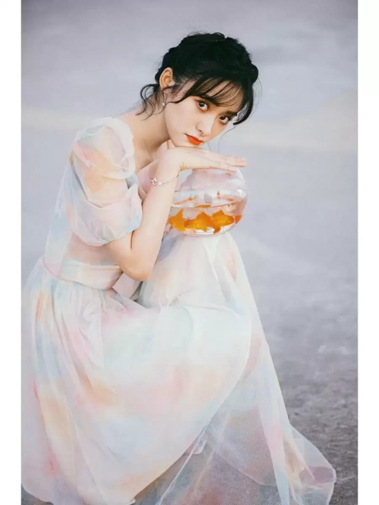 沈月海边甜美写真，一袭彩色连衣裙清纯灵动
