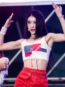 ​沈小婷最新舞台饭拍路透写真，露出小蛮腰