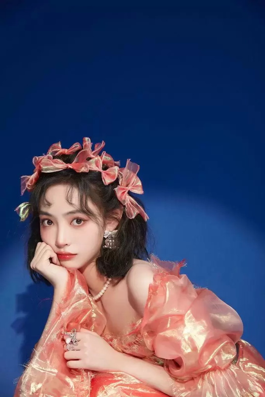 许佳琪的白色情人节写真，仿佛从油画里走出的公主