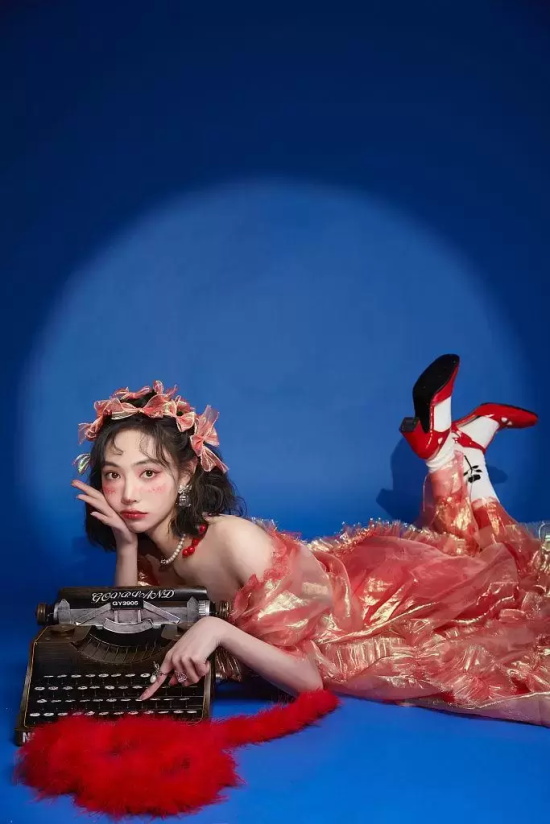 许佳琪的白色情人节写真，仿佛从油画里走出的公主