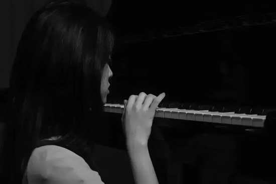 欧阳娜娜黑白大片花絮，音乐少女弹奏大提琴氛围感十足