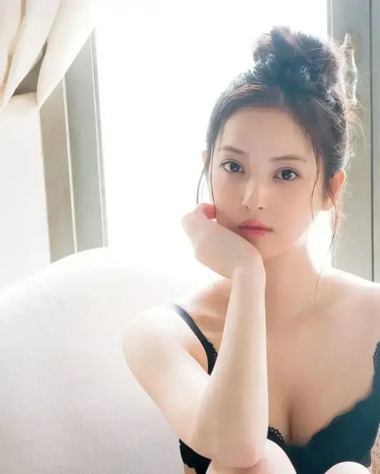 日本演员佐佐木希，微醺而又清凉的美少女