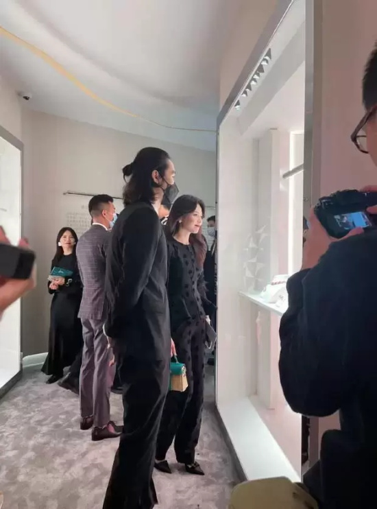 刘涛参加成都艺术展，一抹红唇更显优雅气质