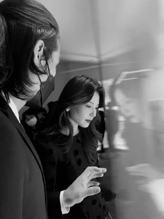 刘涛参加成都艺术展，一抹红唇更显优雅气质