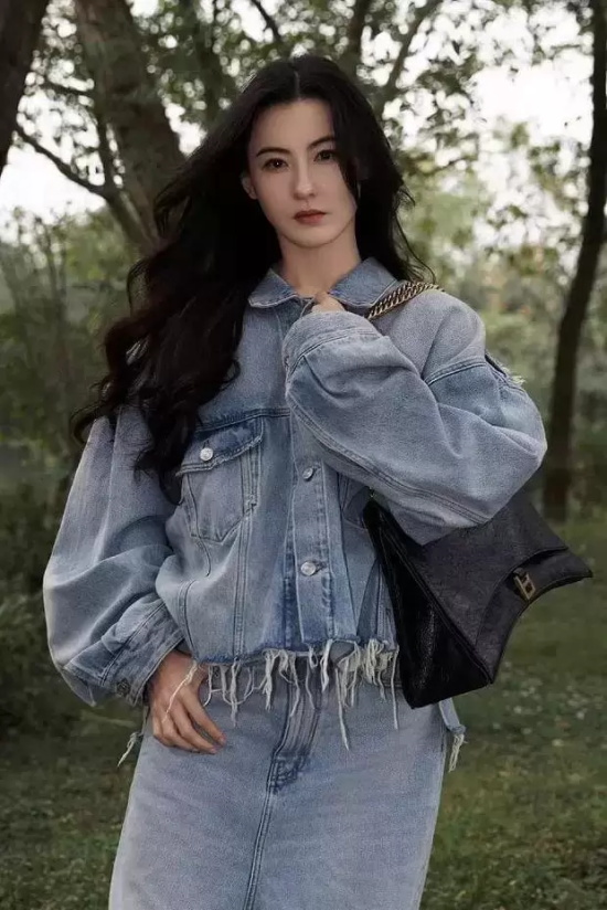 张柏芝森林树下写真，穿森系牛仔服超时髦