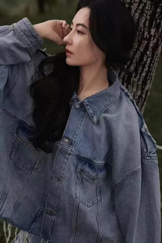 张柏芝森林树下写真，穿森系牛仔服超时髦