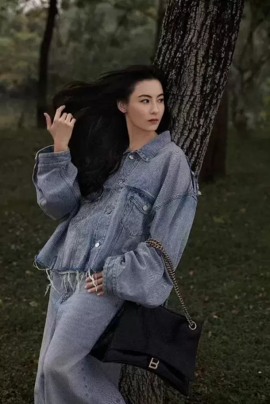 张柏芝森林树下写真，穿森系牛仔服超时髦