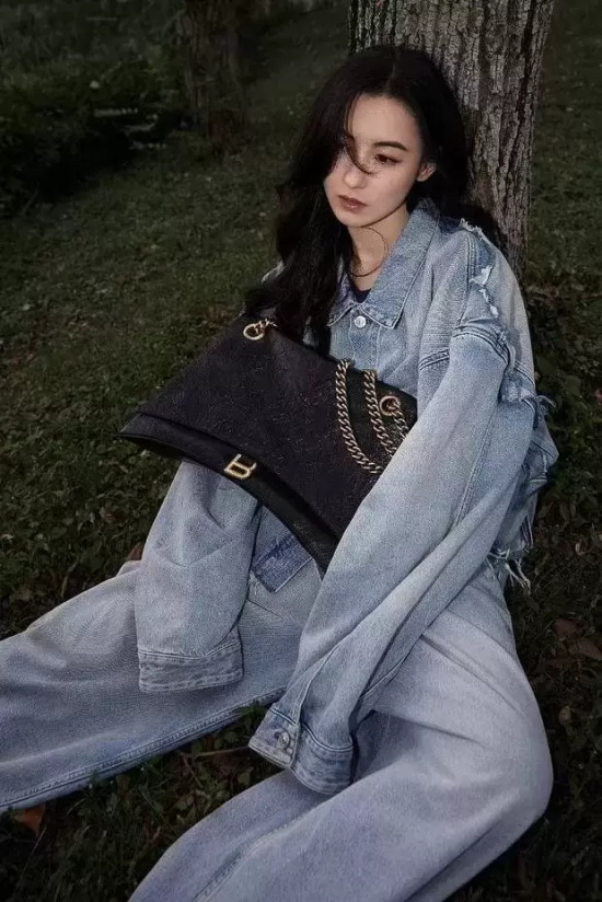 张柏芝森林树下写真，穿森系牛仔服超时髦