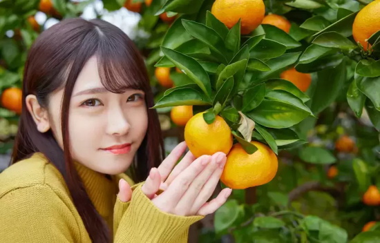 打扮很清凉的皆瀬あかり写真分享，演技却很炸裂！