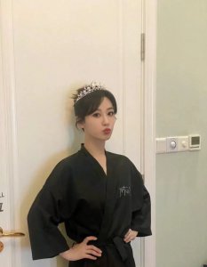 ​杨紫珍珠皇冠造型写真，对镜比心像个可爱小公主