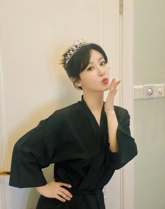 杨紫珍珠皇冠造型写真，对镜比心像个可爱小公主