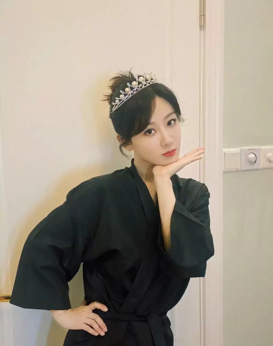 杨紫珍珠皇冠造型写真，对镜比心像个可爱小公主