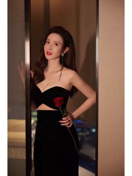 张萌黑色抹胸配半身裙写真，优美线条若隐若现