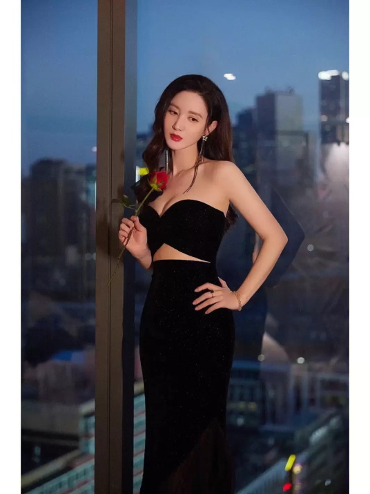 张萌黑色抹胸配半身裙写真，优美线条若隐若现