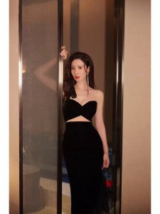 ​张萌黑色抹胸配半身裙写真，优美线条若隐若现