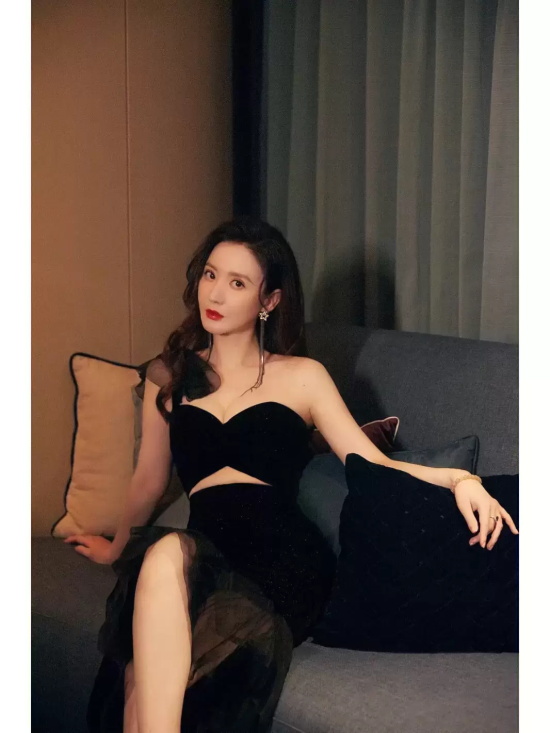 张萌黑色抹胸配半身裙写真，优美线条若隐若现