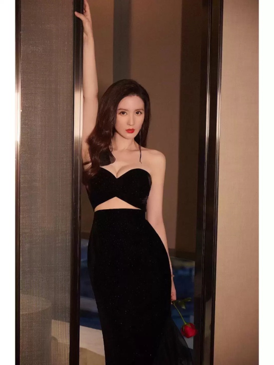 张萌黑色抹胸配半身裙写真，优美线条若隐若现
