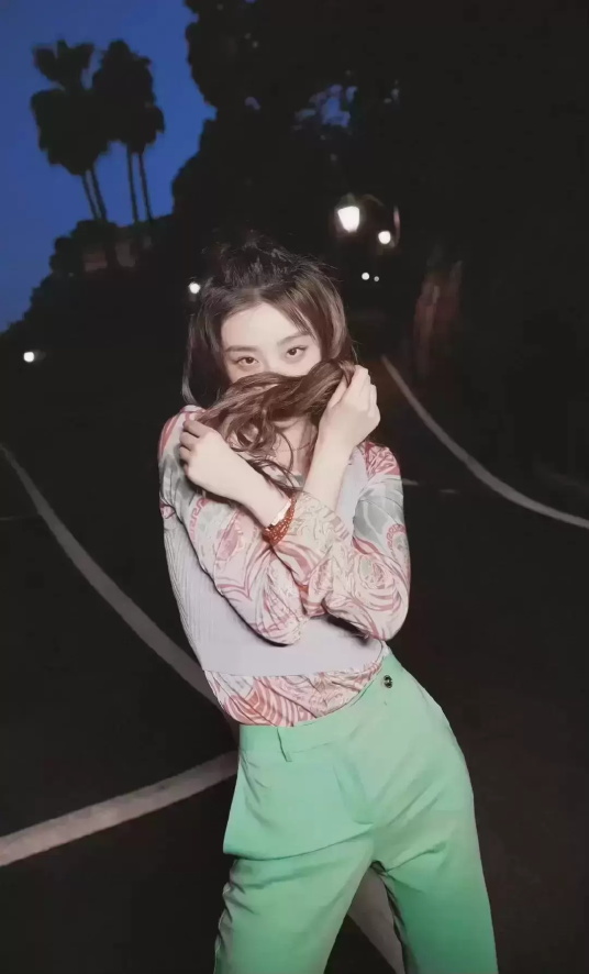 赵小棠手拿烟花拍夏日氛围写真，仿佛是闪闪发光的小精灵
