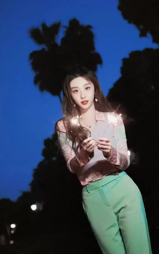 赵小棠手拿烟花拍夏日氛围写真，仿佛是闪闪发光的小精灵