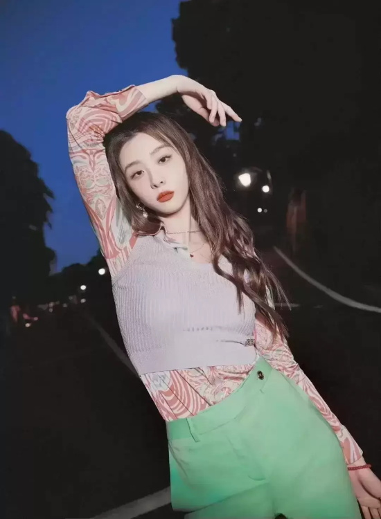 赵小棠手拿烟花拍夏日氛围写真，仿佛是闪闪发光的小精灵