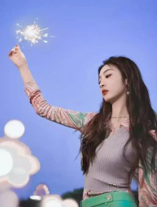 ​赵小棠手拿烟花拍夏日氛围写真，仿佛是闪闪发光的小精灵