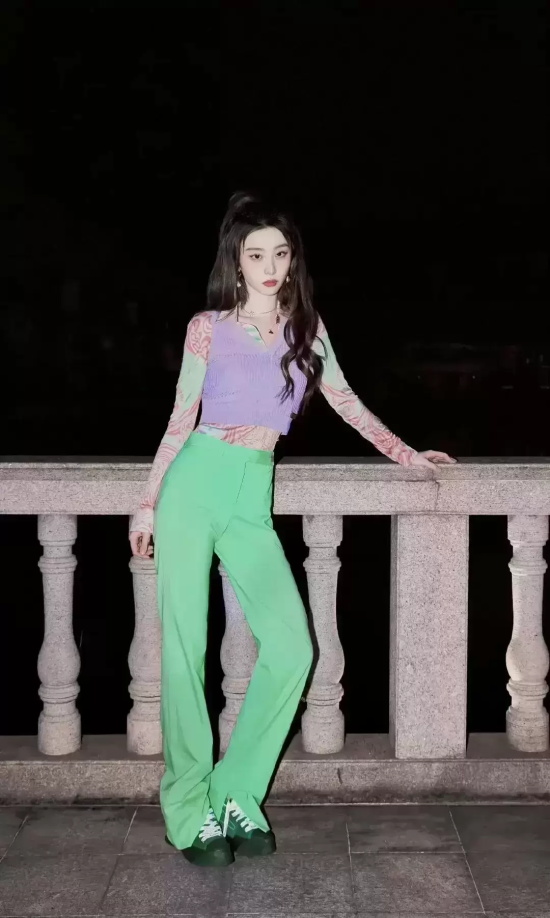 赵小棠手拿烟花拍夏日氛围写真，仿佛是闪闪发光的小精灵