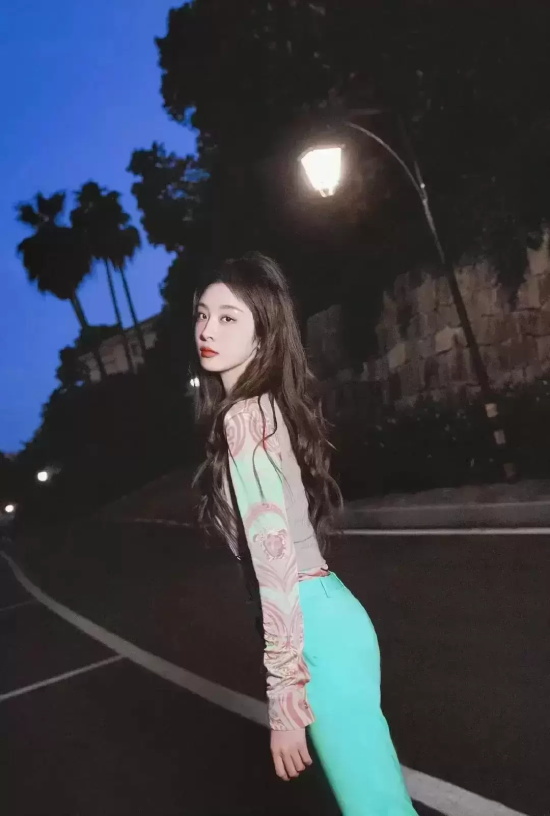 赵小棠手拿烟花拍夏日氛围写真，仿佛是闪闪发光的小精灵