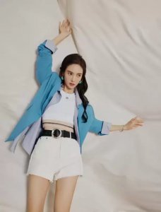 ​金晨蓝白简洁穿搭超飒写真，自信大秀长腿