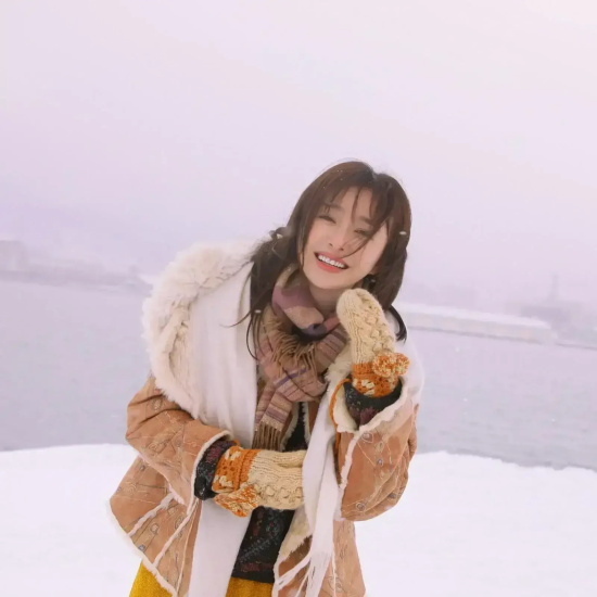 秦岚：优雅慵懒尽显少女感的冬季写真