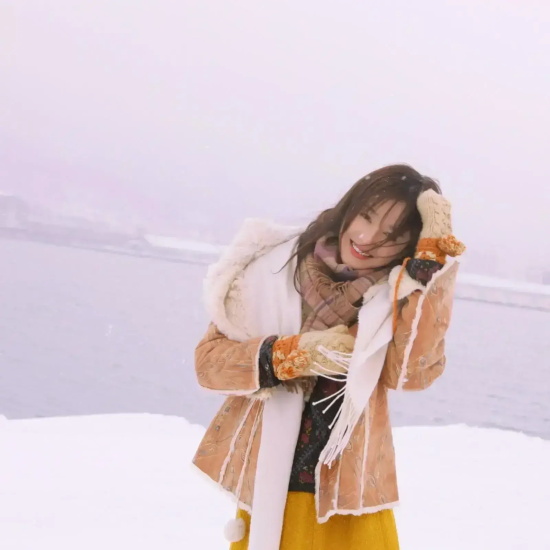 秦岚：优雅慵懒尽显少女感的冬季写真