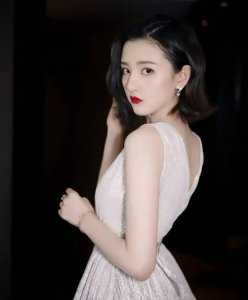 ​素有小张柏芝称号的宋祖儿，这港风造型好绝呀