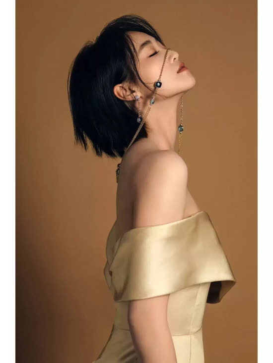 蓝盈莹古典气质写真，缎面的一字肩礼服尽显贵气。